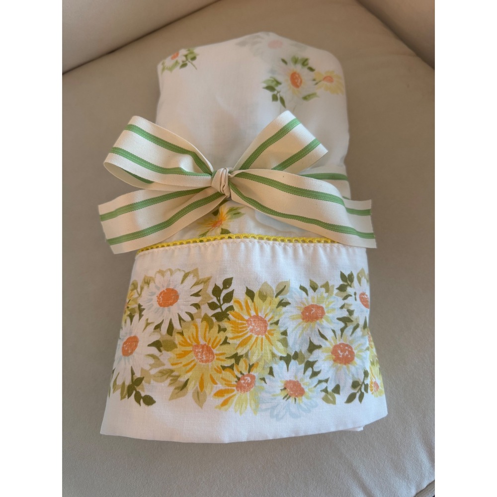 Vintage Pequot Twin Flat Sheet White Yellow Daisy  Floral No Iron Muslin